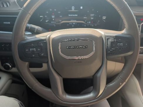 Used 2022 GMC Yukon XL Denali AWD/4WD image 18