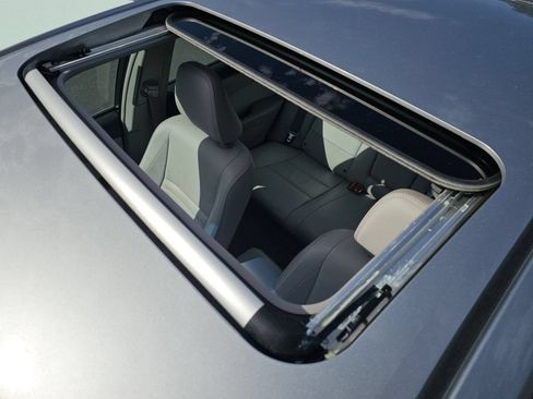 Used 2017 Toyota Camry XLE w/ Moonroof Package FWD image 8