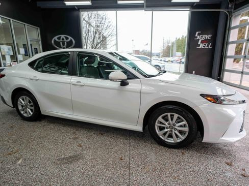 Used 2025 Toyota Camry LE w/ Convenience Package image 5