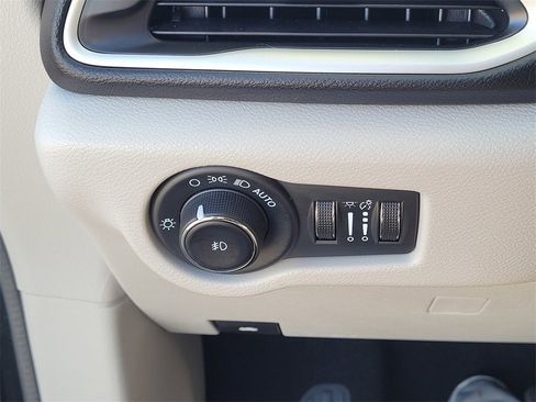 Used 2024 Chrysler Pacifica Touring-L image 26