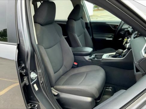Used 2021 Toyota RAV4 LE AWD/4WD image 9