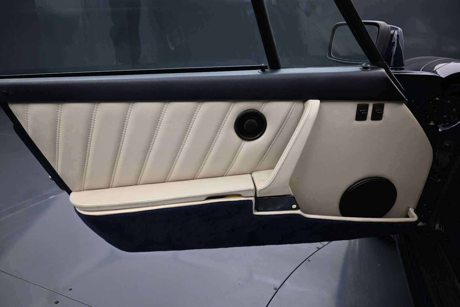 Used 1987 Porsche 911 Carrera RWD image 6