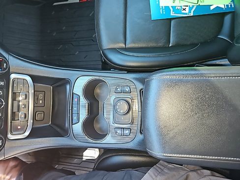 Used 2023 GMC Acadia SLT w/ Elevation Edition image 19