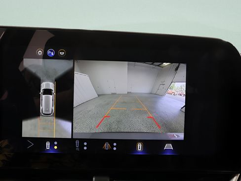 New 2026 Chevrolet Equinox LT w/ Convenience Package II FWD image 12