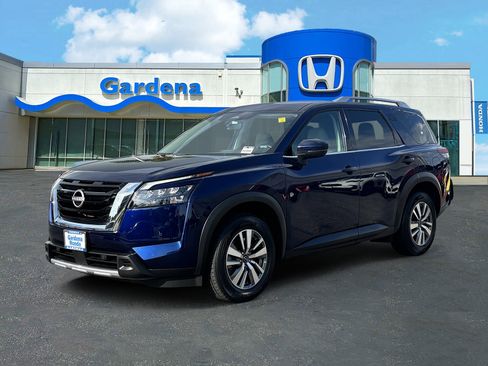 Used 2025 Nissan Pathfinder SL FWD image 3