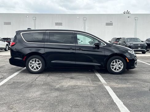 Used 2024 Chrysler Pacifica Touring-L FWD image 4
