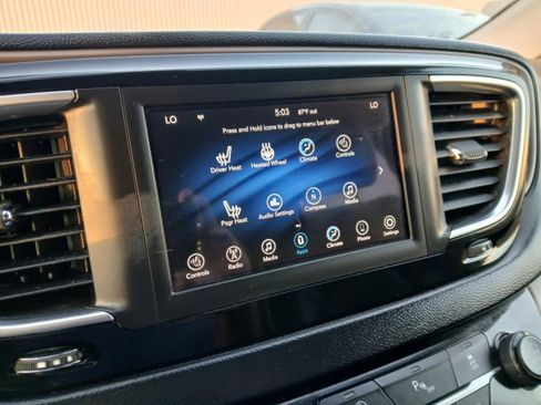 Used 2019 Chrysler Pacifica Touring-L image 13