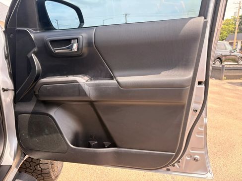 Used 2019 Toyota Tacoma TRD Off-Road w/ Technology Package AWD/4WD image 11