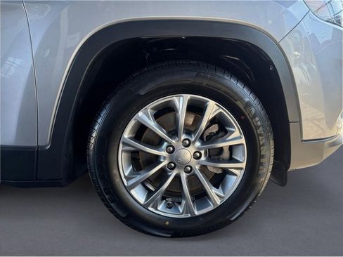 Used 2019 Jeep Cherokee Latitude Plus image 8