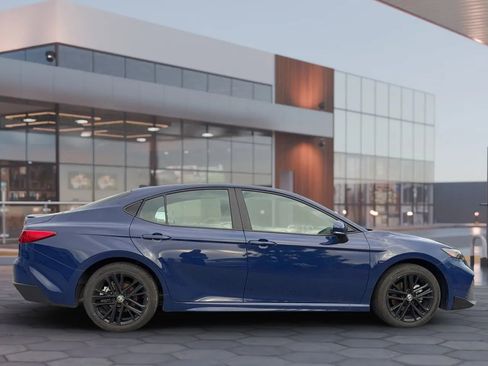 Used 2025 Toyota Camry SE image 7