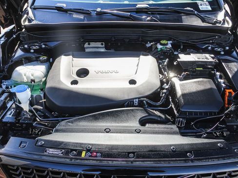 Used 2025 Volvo XC40 B5 Plus image 28