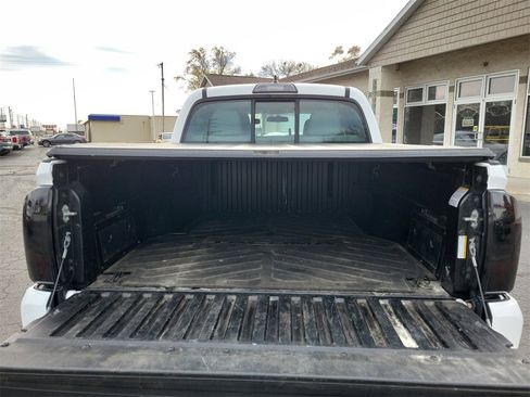 Used 2017 Toyota Tacoma SR image 8