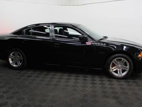 Used 2013 Dodge Charger SE image 4