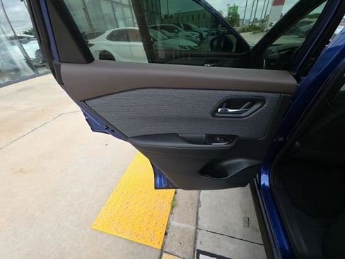 Used 2023 Nissan Rogue SV image 22