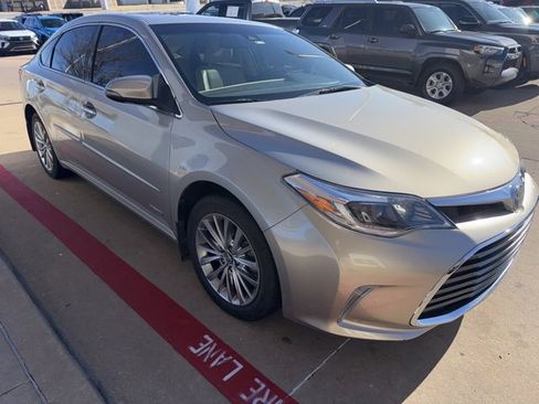 Used 2017 Toyota Avalon Limited image 2