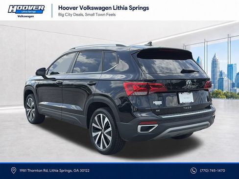 Used 2024 Volkswagen Taos SE w/ MDO Package FWD image 3