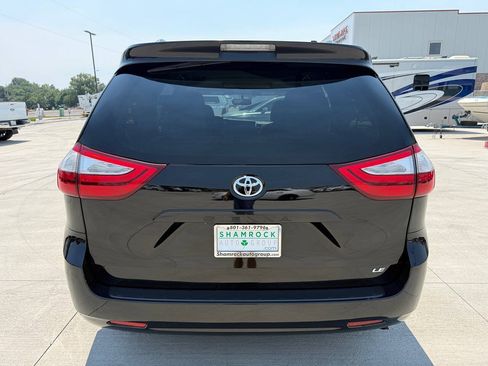 Used 2017 Toyota Sienna LE FWD image 4