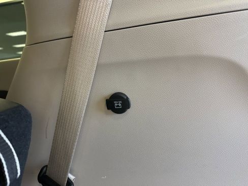 Used 2023 Chrysler Pacifica Touring-L image 47