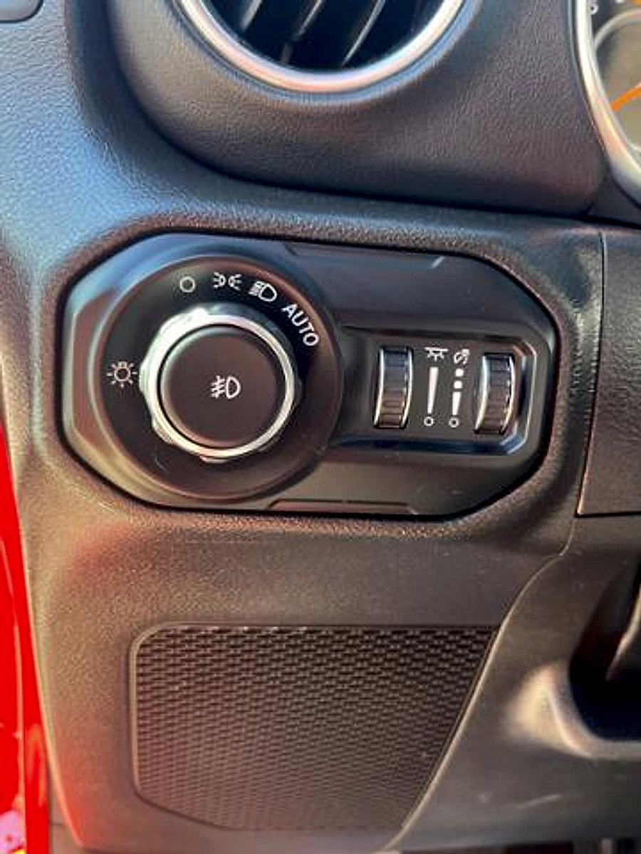 Used 2022 Jeep Wrangler Unlimited Sahara w/ Safety Group AWD/4WD image 12