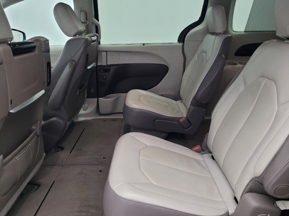 Used 2017 Chrysler Pacifica Touring-L Plus w/ Advanced Safetytec Group FWD image 18