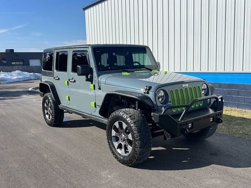 Used 2015 Jeep Wrangler Unlimited Rubicon w/ Connectivity Group AWD/4WD image 3