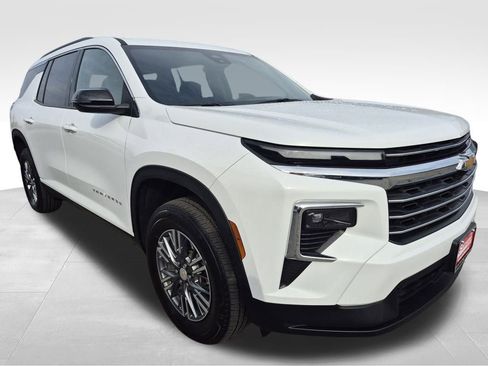 Used 2025 Chevrolet Traverse LT image 7