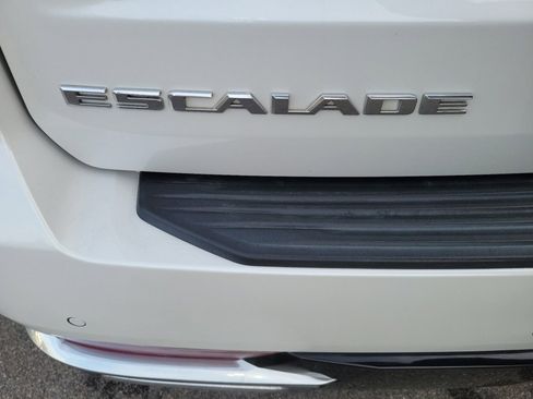 Used 2022 Cadillac Escalade Premium Luxury image 14