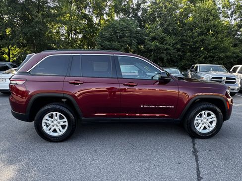 Used 2025 Jeep Grand Cherokee Laredo RWD image 4
