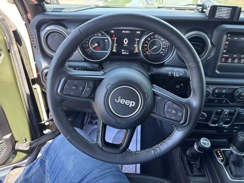 Used 2023 Jeep Gladiator Sport AWD/4WD image 16