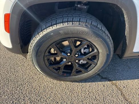 New 2025 Jeep Grand Cherokee Altitude image 8