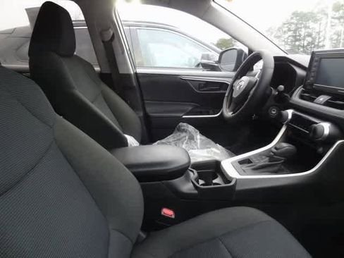 Used 2021 Toyota RAV4 LE image 6