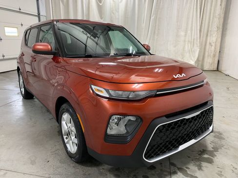 Used 2022 Kia Soul LX w/ Technology Package FWD image 2