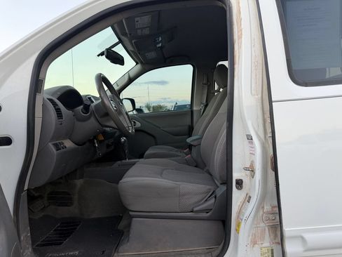 Used 2017 Nissan Frontier SV w/ SV Value Truck Package AWD/4WD image 7