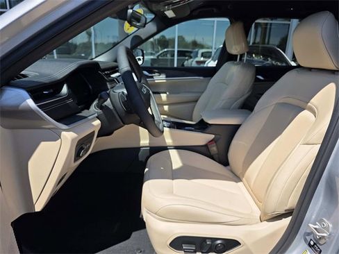 Used 2024 Jeep Grand Cherokee Limited w/ Black Appearance Package image 11