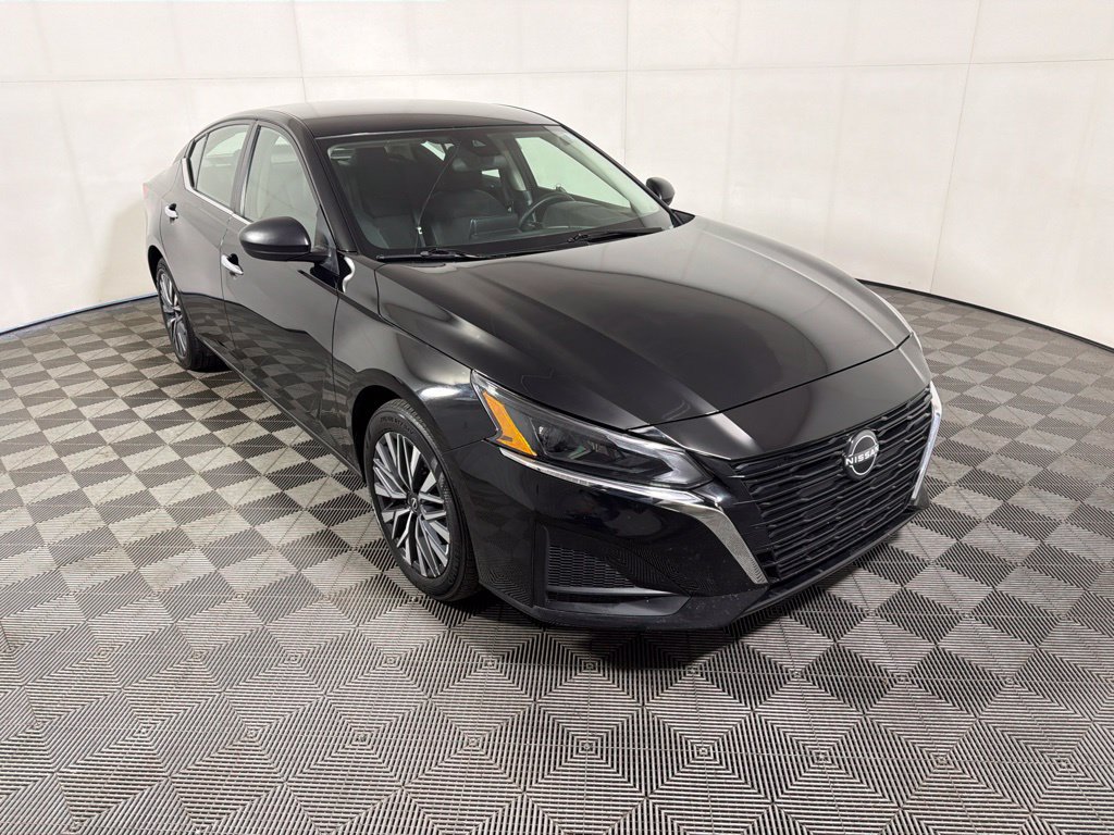 Used 2024 Nissan Altima 2.5 SV FWD image 1