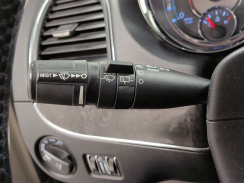 Used 2013 Chrysler Town & Country Touring w/ Trailer Tow Group image 27