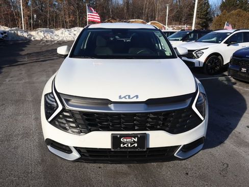Used 2025 Kia Sportage LX image 3