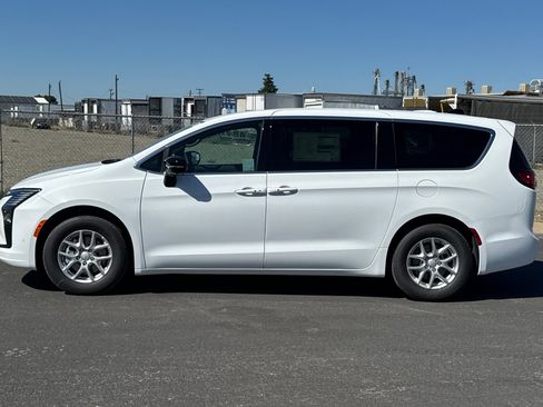 New 2027 Chrysler Pacifica Select FWD image 6