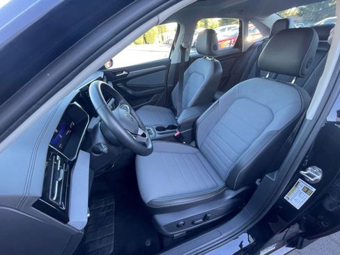 Used 2025 Volkswagen Jetta SE image 36