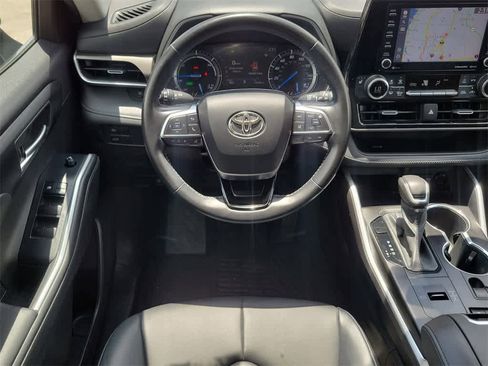 Used 2020 Toyota Highlander XLE image 17