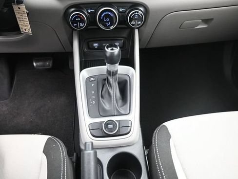 Used 2023 Hyundai Venue SEL FWD image 13