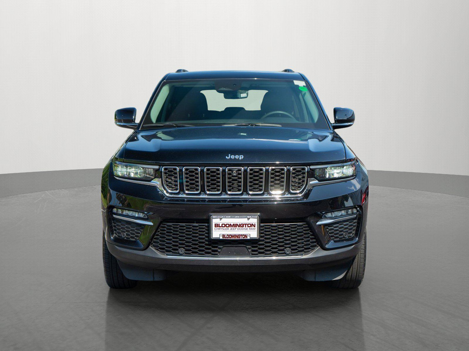 Used 2023 Jeep Grand Cherokee Limited w/ Luxury Tech Group II AWD/4WD image 2