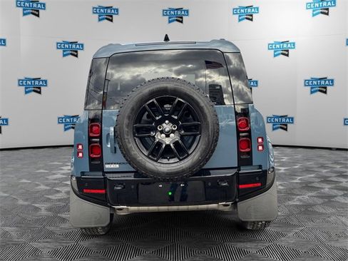 Used 2025 Land Rover Defender 90 X-Dynamic SE image 4