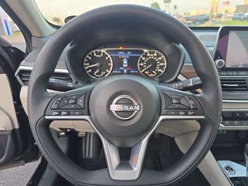 Used 2025 Nissan Altima 2.5 SV FWD image 16