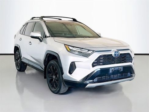 Used 2023 Toyota RAV4 SE image 3