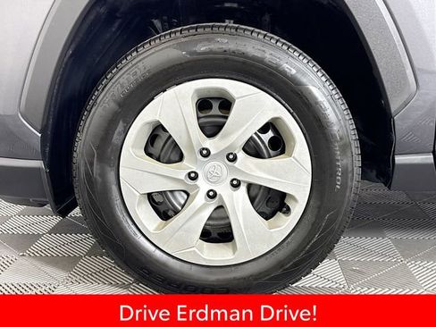 Used 2019 Toyota RAV4 LE FWD image 4