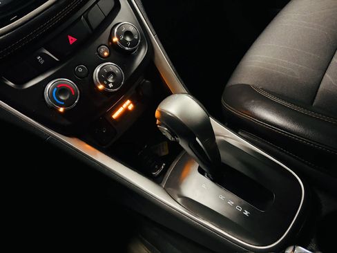 Used 2019 Chevrolet Trax LT w/ LT Convenience Package FWD image 19