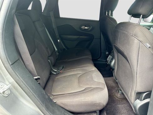 Used 2017 Jeep Cherokee Latitude w/ Cold Weather Group AWD/4WD image 25