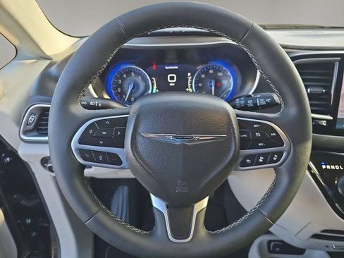 Used 2023 Chrysler Pacifica Touring-L FWD image 12