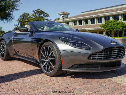 Used 2020 Aston Martin DB11 Volante image 12
